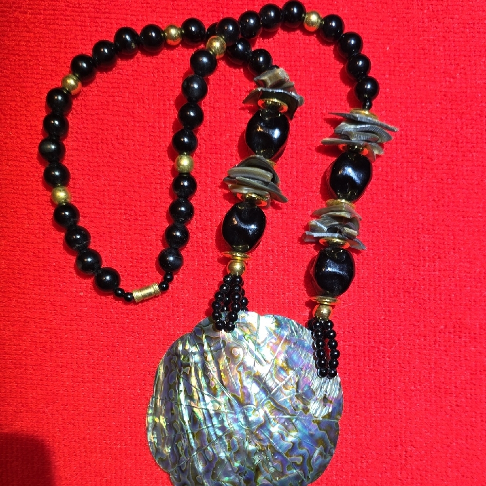 Elegant Black and Gold Shell Necklace